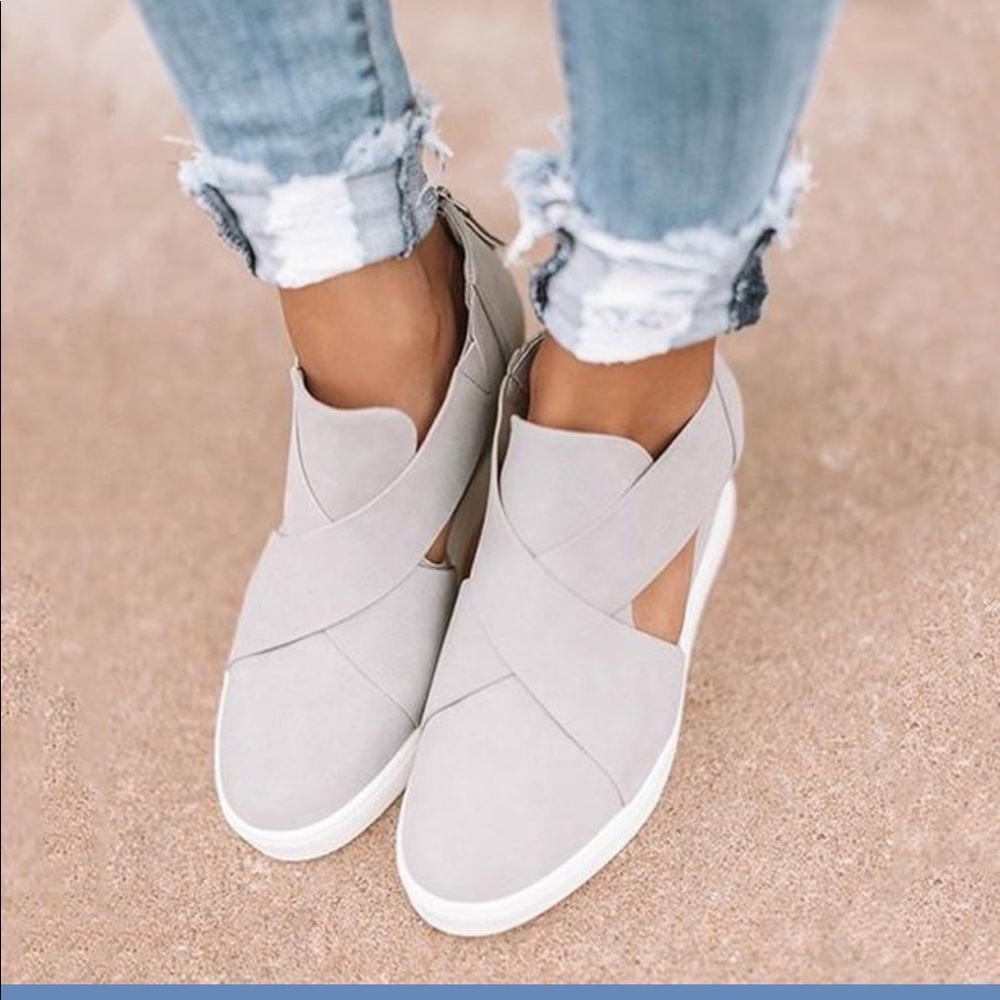 SO cute gray wedges
